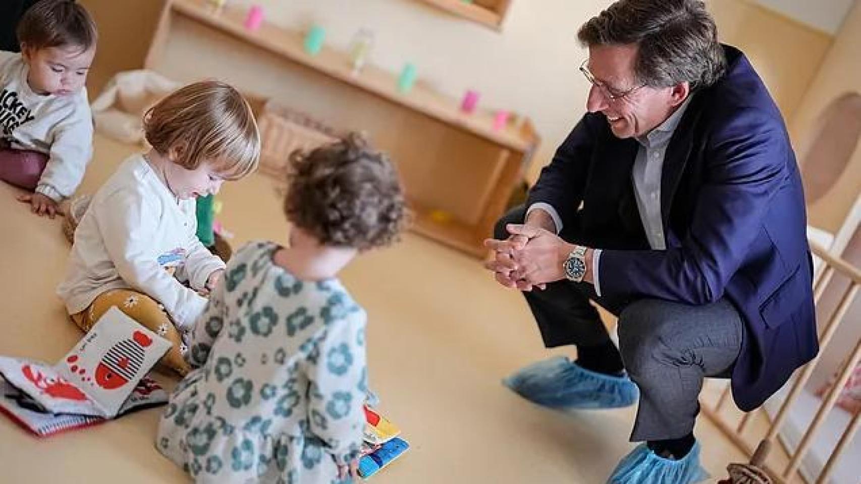 Almeida, junto a unos niños en un jardín de infancia.