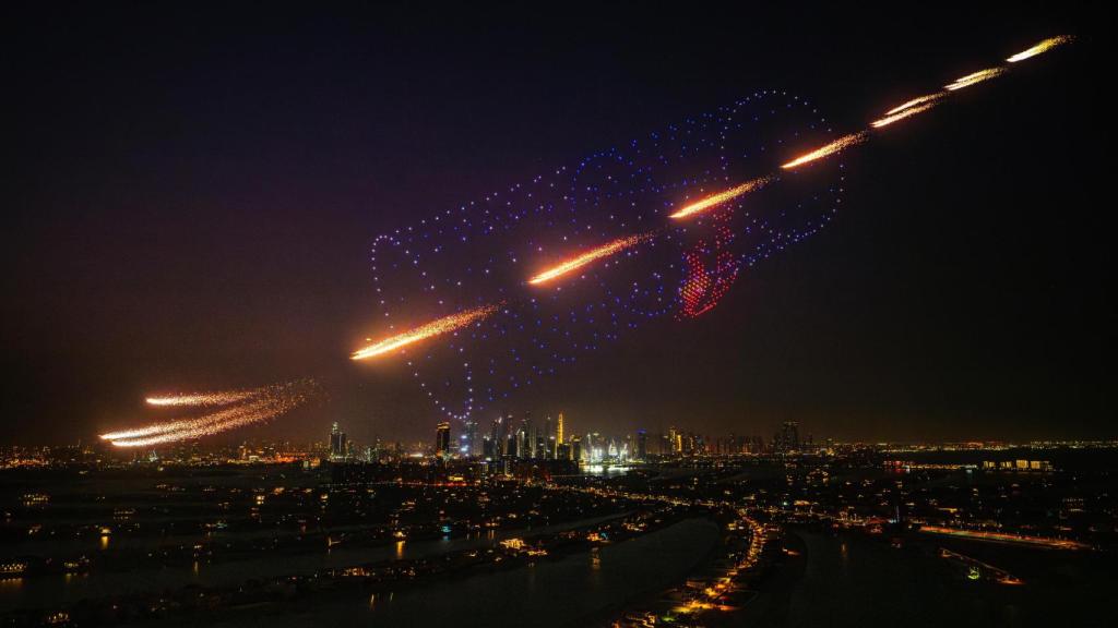 Marco Fürst, Marco Waltenspiel and Max Manow atravesando una lata de Red Bull formada por drones en Dubai