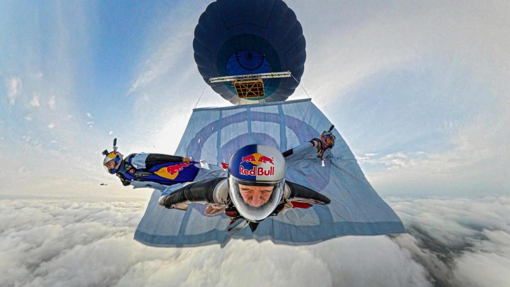 Mike Swanson, Marko Waltenspiel and Dani Román atravesando una diana en el cielo