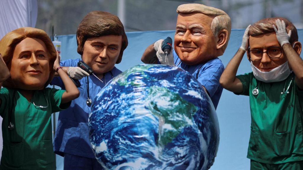 Una manifestación en la COP30 escenifica el planeta en la UCI con los líderes mundiales como médicos.