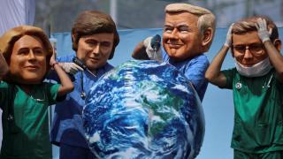 Una manifestación en la COP30 escenifica el planeta en la UCI con los líderes mundiales como médicos.