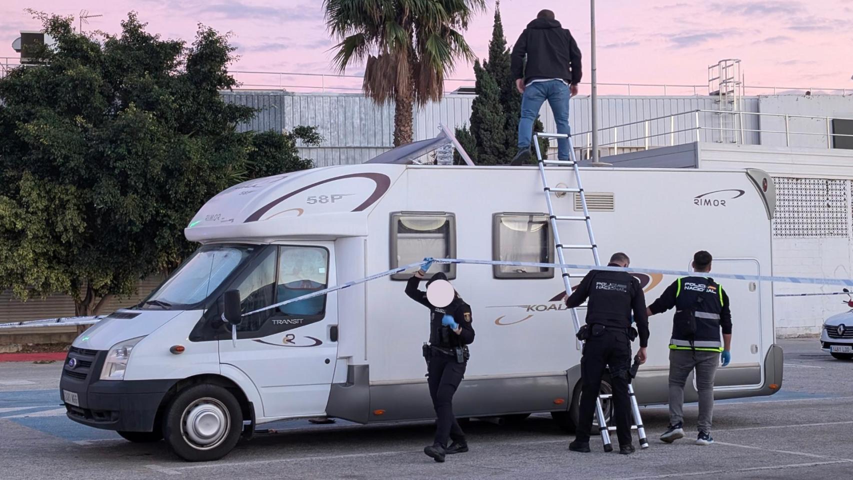 Los agentes de la Policía Nacional trabajando en la zona de caravanas.