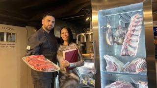 Alejandro Liste y Adriana Quintero posan en Furancho Brasa Clandestina.