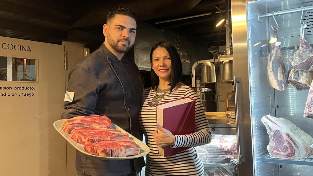 Alejandro Liste y Adriana Quintero posan en Furancho Brasa Clandestina.