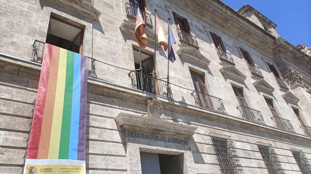 Bandera desplegada en la sede de Delegación del Gobierno el Día del Orgullo de 2023. EE