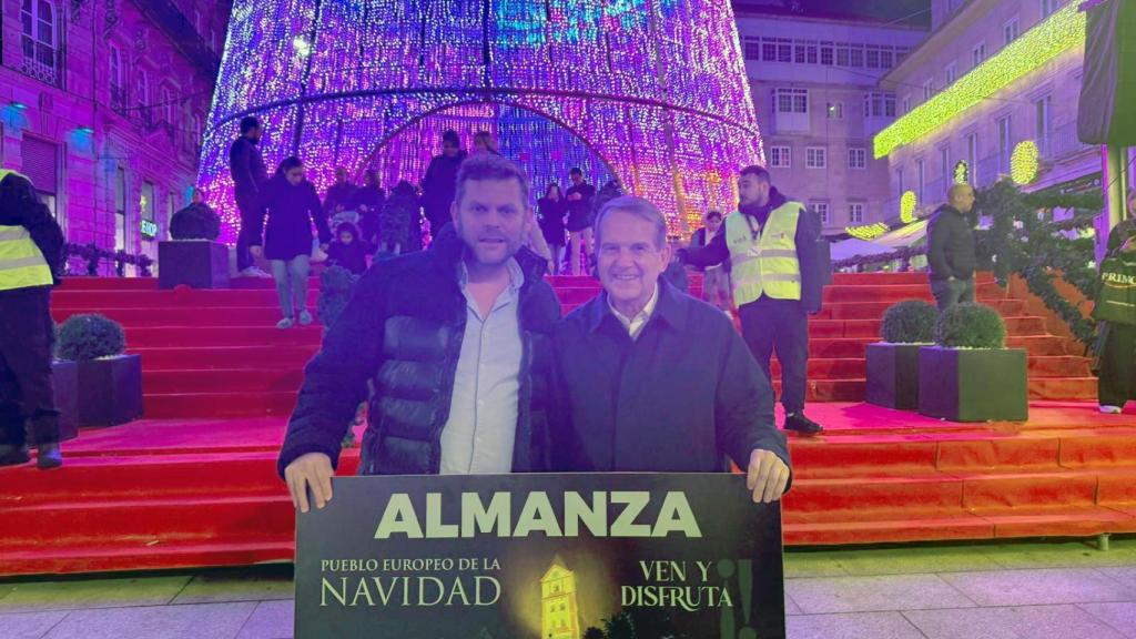 El alcalde de Almanza, Javier Santiago Vélez, se desplazó a Vigo para reunirse con el regidor vigués, Abel Caballero