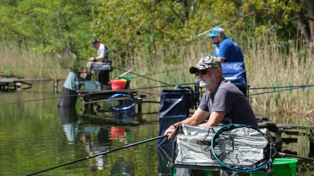Gente realizando pesca deportiva.