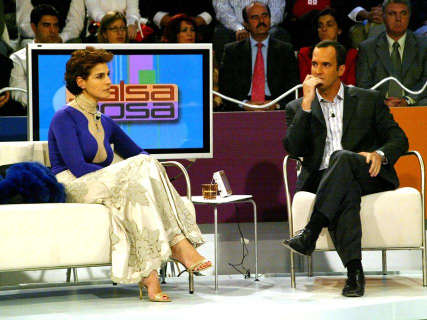 Antonia, sentada en el plató de 'Salsa Rosa', contando su infierno con Alessandro Lequio.