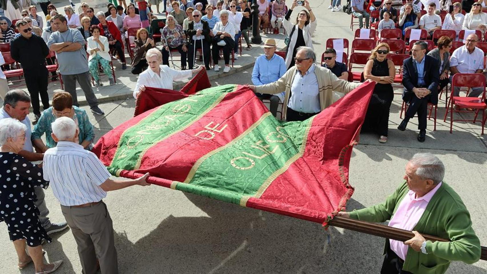 El nuevo pendón en Foncastín en el 80 cumpleaños del pueblo