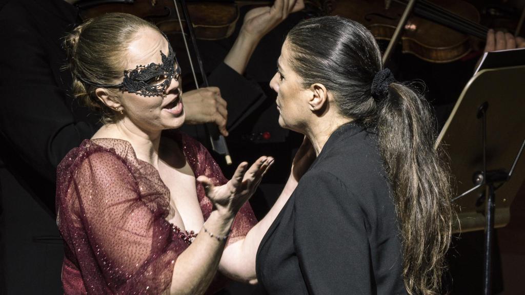 Cecilia Bartoli como Orfeo (derecha) en una representación de 'Orfeo y Eurídice' en la Tonhalle de Zurich (2024). Foto: Quim Vilar