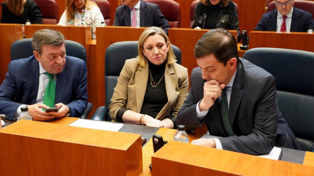 El consejero de la Presidencia de la Junta de Castilla y León, Luis Miguel González Gago, la vicepresidenta y consejera de Familia e Igualdad de Oportunidades, Isabel Blanco, y el presidente de la Junta, Alfonso Fernández Mañueco, en el pleno de las Cortes de este jueves