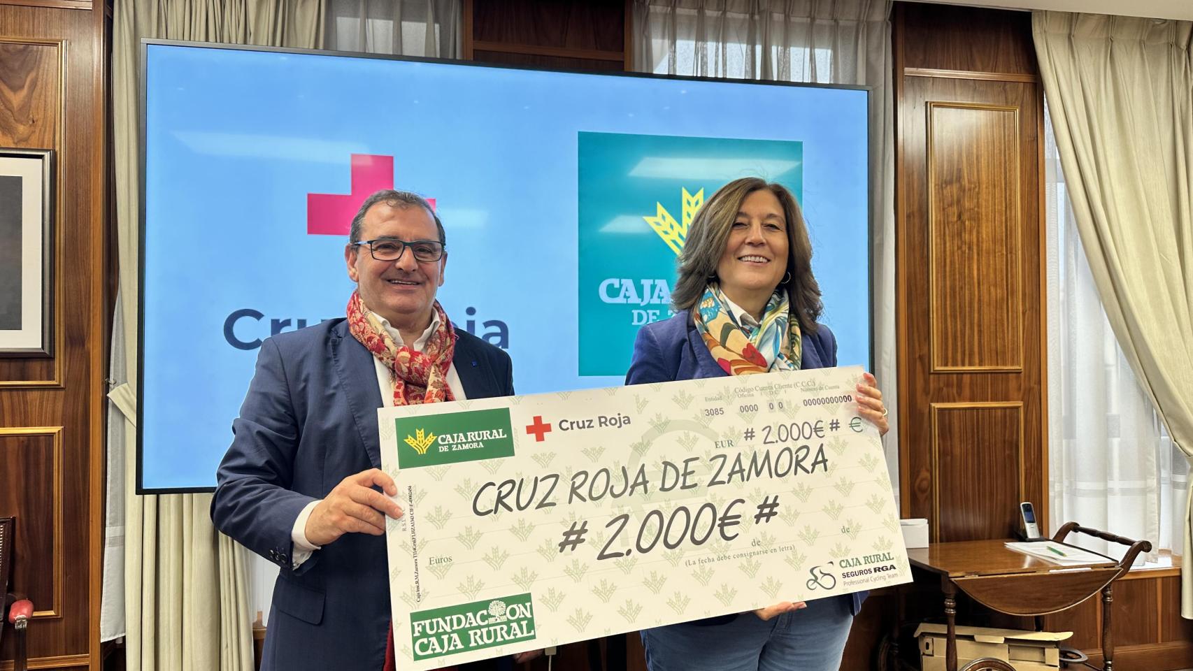 La presidenta de Cruz Roja Zamora, María José Mateos, y el director de Comunicación de Caja Rural de Zamora, Narciso Prieto