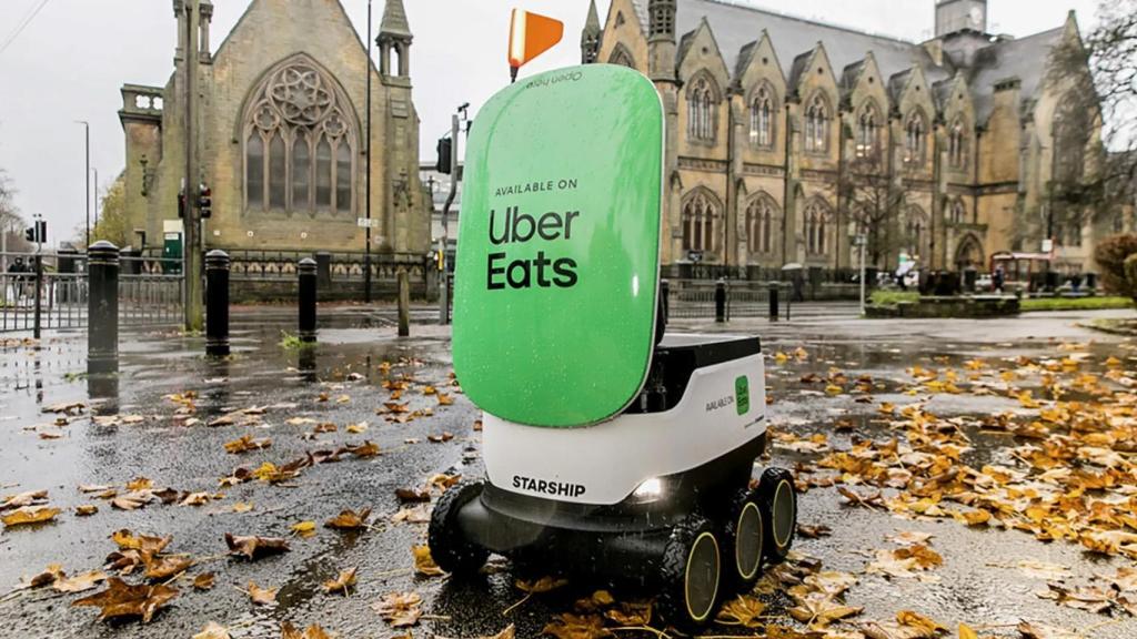 Robot de Starship corriendo por las calles de Leed.