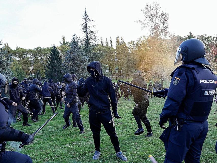 Violentos de izquierdas se enfrentan a los antidisturbios en el campus de la Universidad de Navarra.