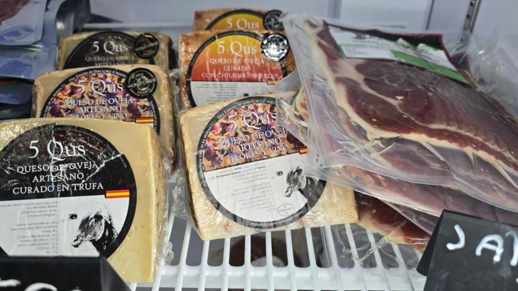 Quesos y jamón en la tienda.