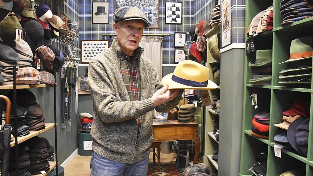 Paco atiende a EL ESPAÑOL de Castilla y León en La Casa del Sombrero