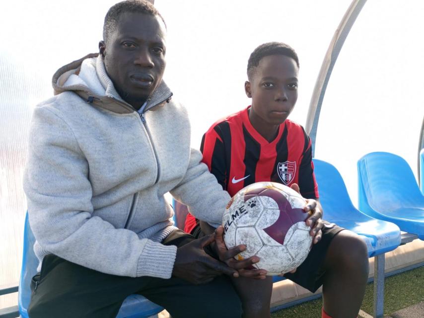 Jonás, este jueves, en el banquillo de un campo de fútbol de Alcantarilla, junto a su hijo Winston.