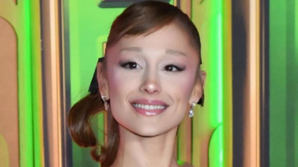 Ariana Grande, antes y después de 'Wicked' en un montaje de EL ESPAÑOL.