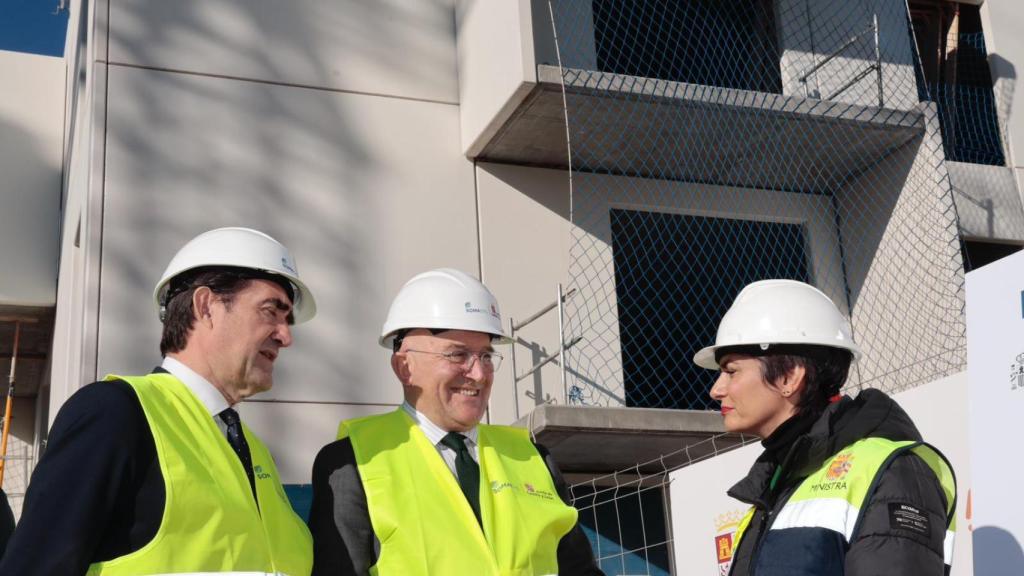 La ministra Isabel Rodríguez, el alcalde Jesús Julio Carnero y el consejero Juan Carlos Suárez Quiñones durante la visita