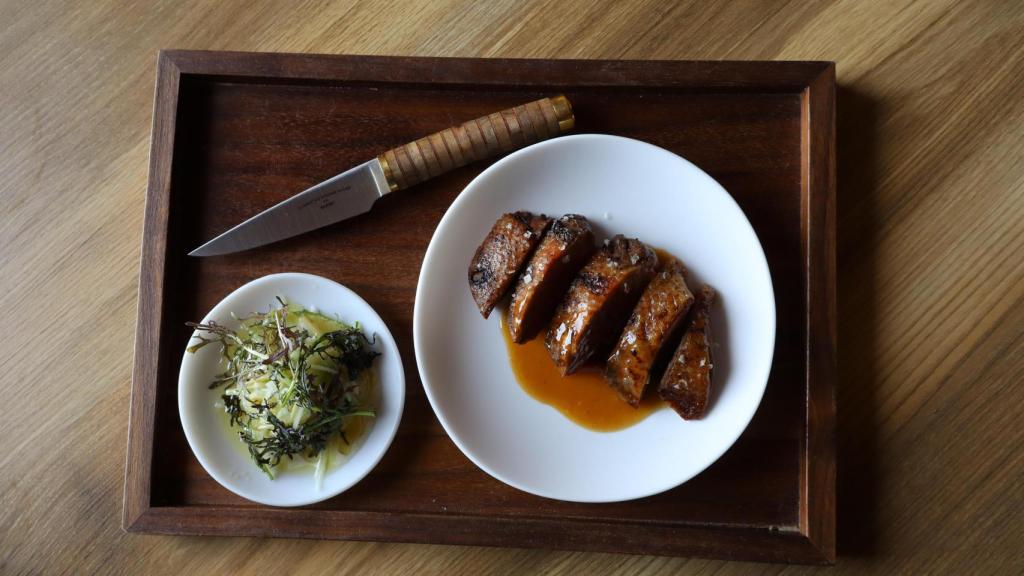 Magret de pato, uno de los platos del menú.