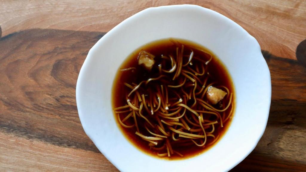 Sopa de fideos hechos a mano y tuétano de ciervo.