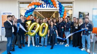 Directivos y empleados de Action celebran la apertura de tienda en Málaga, la número 100 en España.