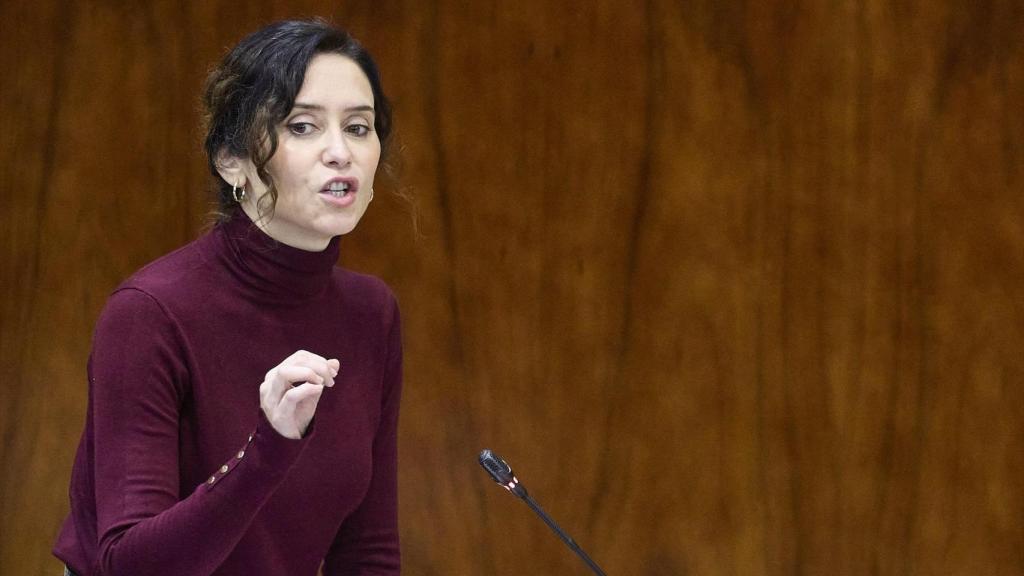 La presidenta de la Comunidad de Madrid, Isabel Díaz Ayuso, interviene durante un pleno de la Asamblea de Madrid, a 20 de noviembre de 2025.
