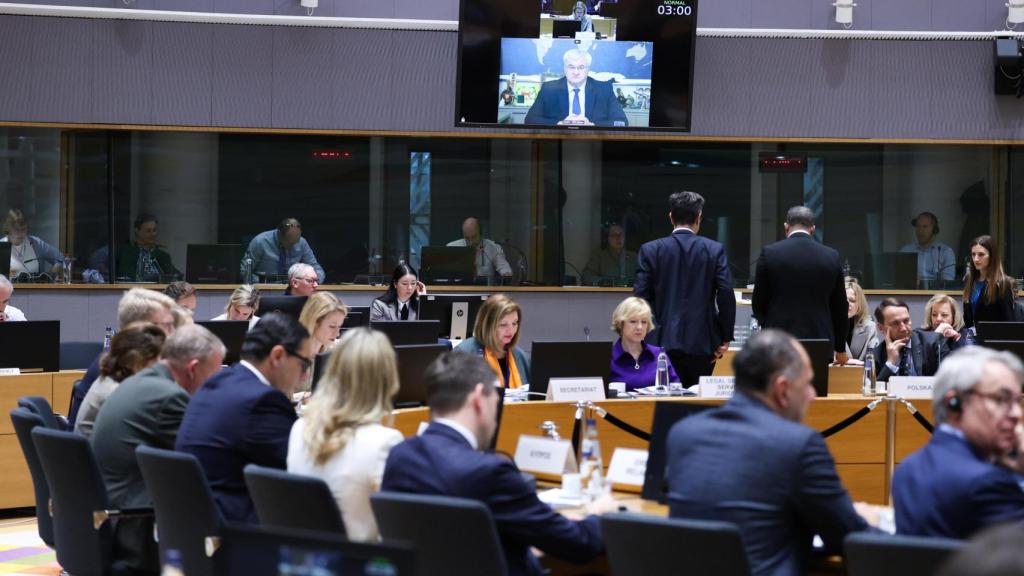 Los ministros de Exteriores de la UE escuchan a su homólogo ucraniano, Andrii Sybiha, durante la reunión de este jueves en Bruselas