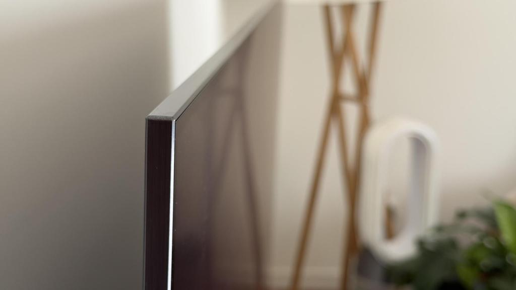Detalle de la delgadez extrema del Samsung OLED S95F