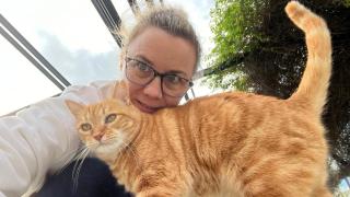 Victoria Lacalle con un gato rescatado.