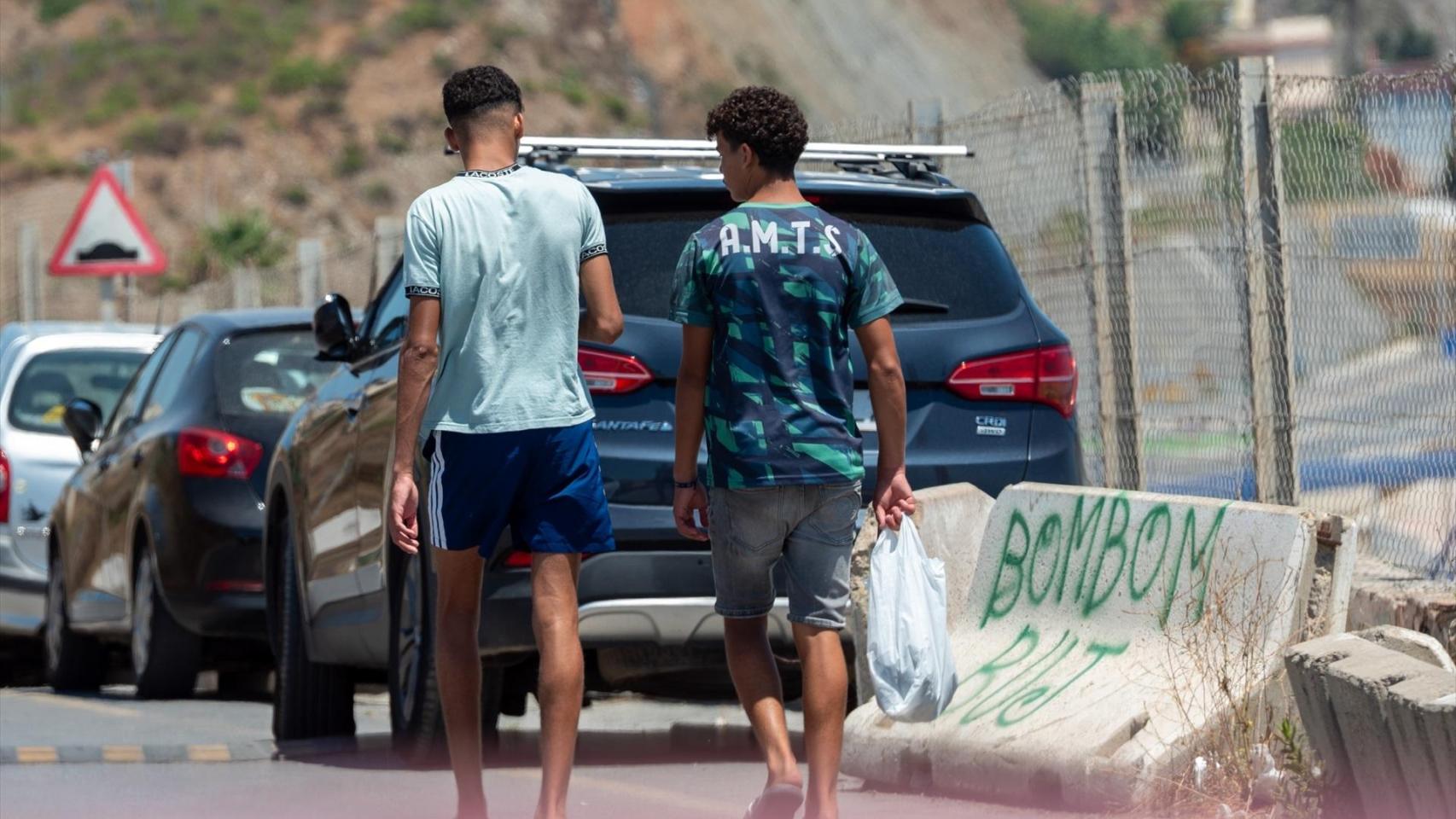 Dos migrantes paseando, en una imagen de archivo.
