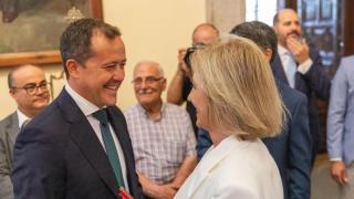 El alcalde de Toledo, Carlos Velázquez, saludo a Inés Cañizares, vicealcaldesa de Vox, el día de su investidura como primer edil.