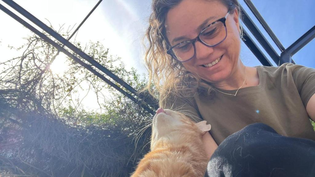 Victoria Lacalle con un gato rescatado.