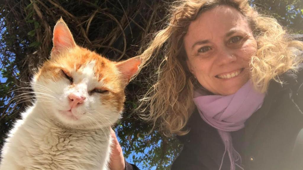 Victoria Lacalle con un gato rescatado.