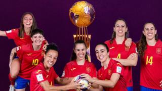 Jugadoras de la selección española de futbol sala femenino y el trofeo de Campeón del Mundo
