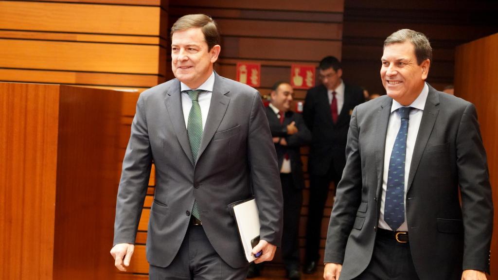 El presidente de la Junta de Castilla y León, Alfonso Fernández Mañueco, y el portavoz y consejero de Economía y Hacienda, Carlos Fernández Carriedo, en el pleno de las Cortes de este jueves