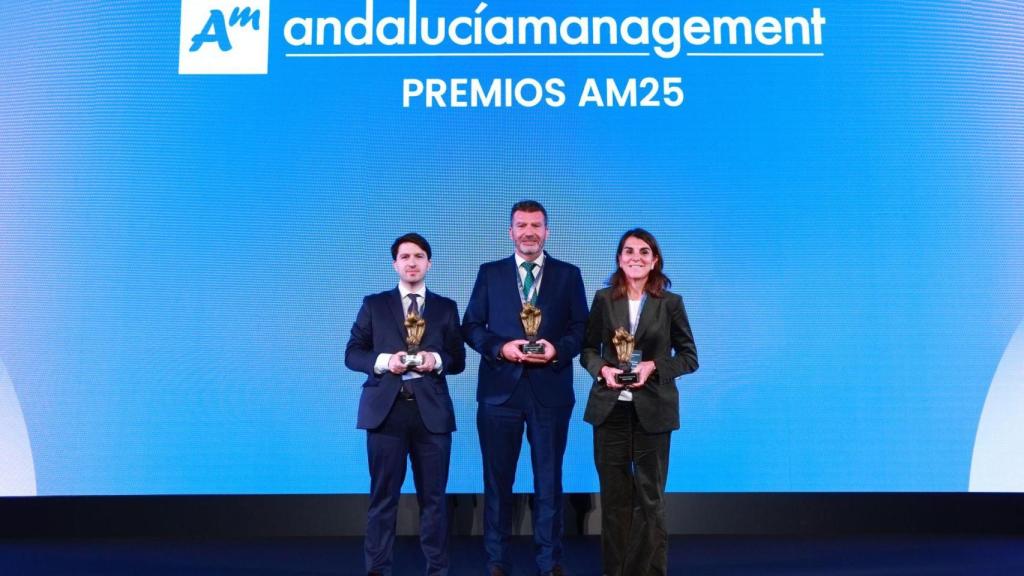 José Manuel Martín, Esteban Gutiérrez y Carmen Giménez Alvear con sus premios.