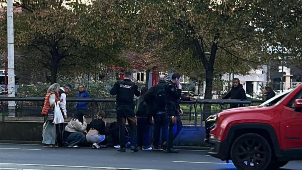 Un accidente entre un bus y una bici en A Coruña causa retenciones en hora punta