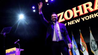 El demócrata Zohran Mamdani saluda en el escenario tras ganar las elecciones a la alcaldía de Nueva York durante un mitin electoral en Brooklyn, Nueva York, el pasado 4 de noviembre.