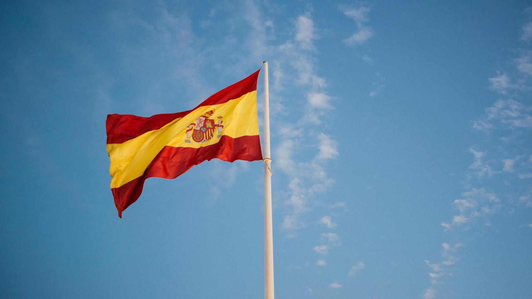 Una bandera de España ondeando