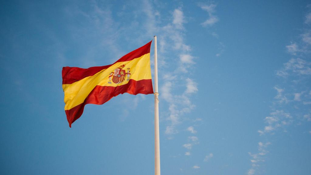 Una bandera de España ondeando