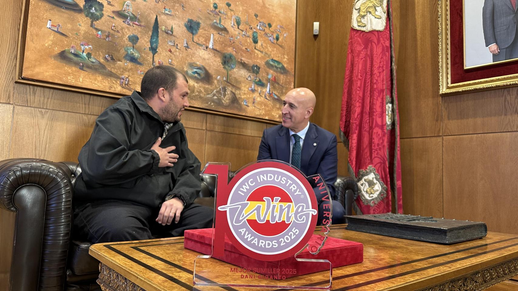 El alcalde de León recibe a Daniel Giganto, mejor sumiller del International Wine Challenge Industry Awards, este jueves