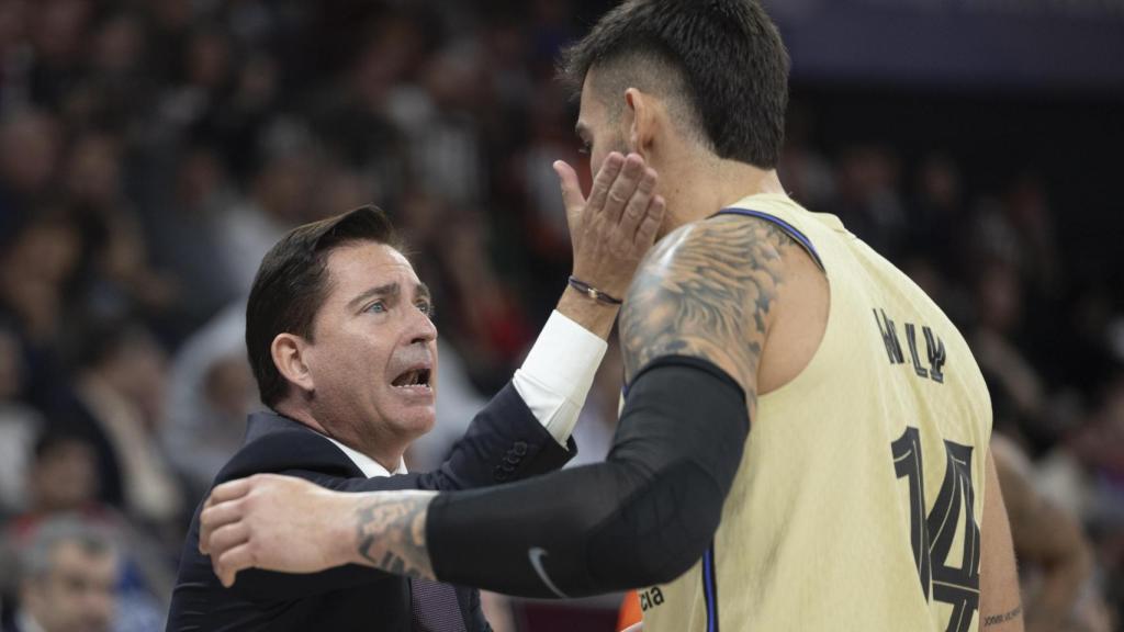 Xavi Pascual, con Willy Hernangómez.