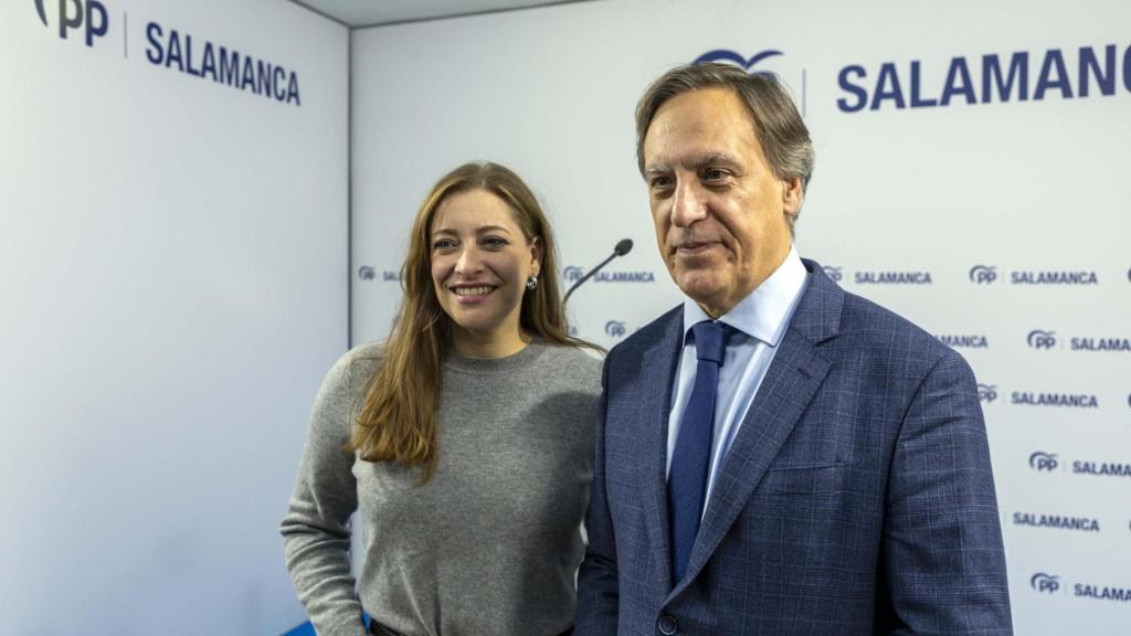 La portavoz del PP en el Congreso, Ester Muñoz, y el presidente del PP de Salamanca, Carlos García Carbayo, este jueves en la capital salmantina