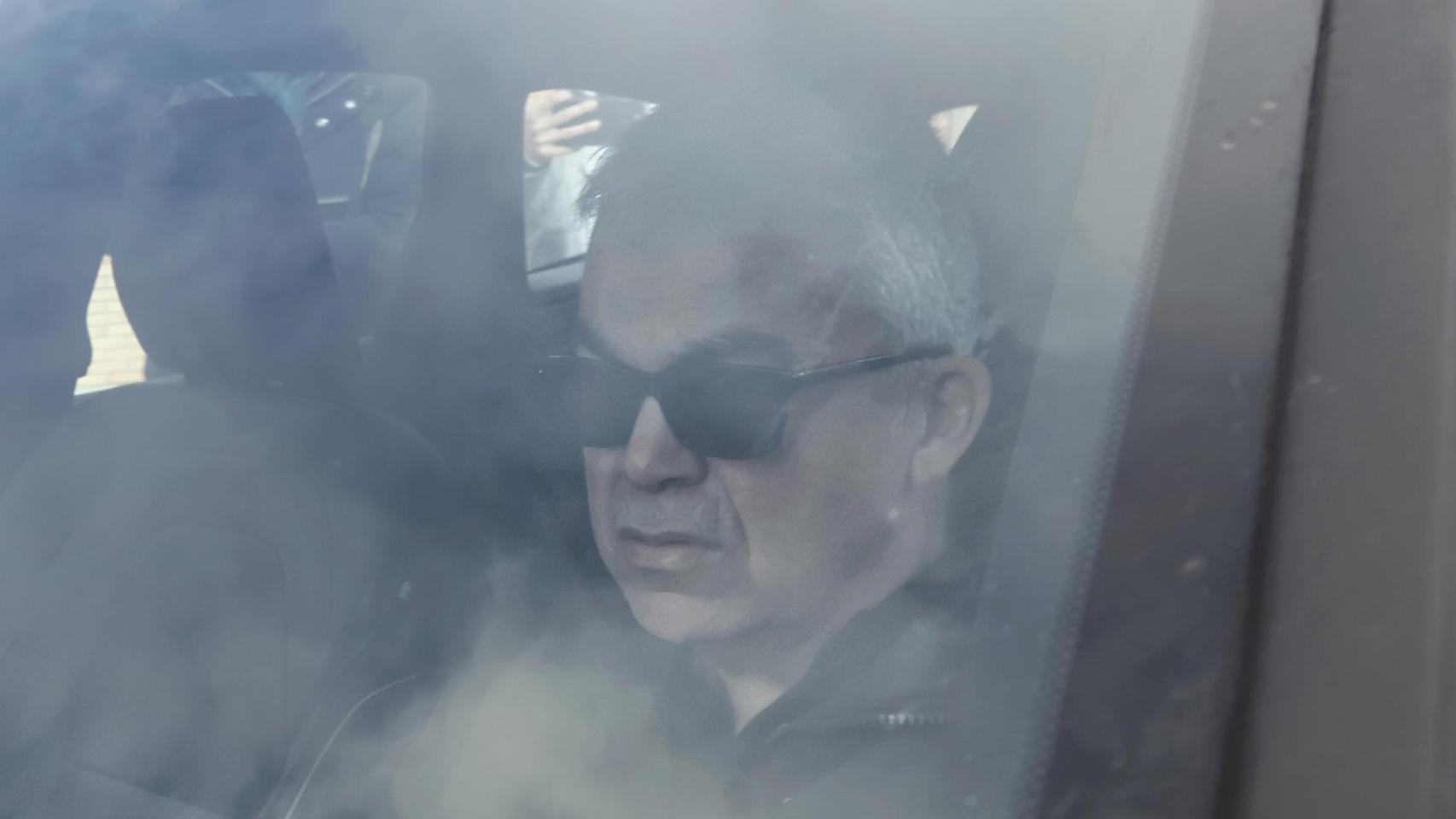 Santos Cerdán a la llegada a su domicilio en Milagro (Navarra) el jueves, donde lo acompaña su esposa, Paqui.