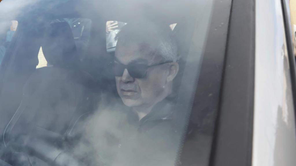 Santos Cerdán a la llegada a su domicilio en Milagro (Navarra) el jueves, donde lo acompaña su esposa, Paqui.