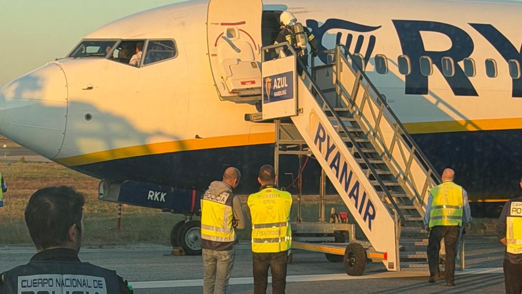 Imagen del avión accidentado que ha cerrado más de una hora el aeropuerto de Sevilla.