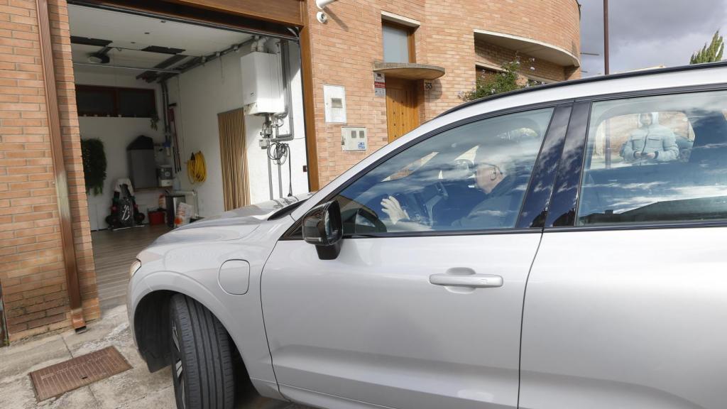 Santos Cerdán aparca en el garaje de su casa en Milagro (Navarra).
