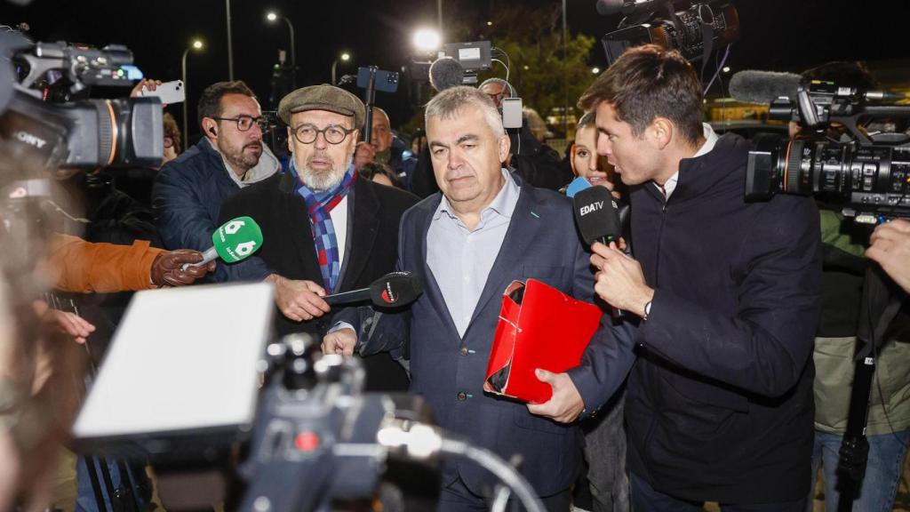 Santos Cerdan após ser libertado da prisão na tarde de quarta-feira.