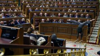 La 'perfomance' del 20-N en el Congreso: saltimbanquis y discursos de 1978 para celebrar la muerte de Franco en 1975
